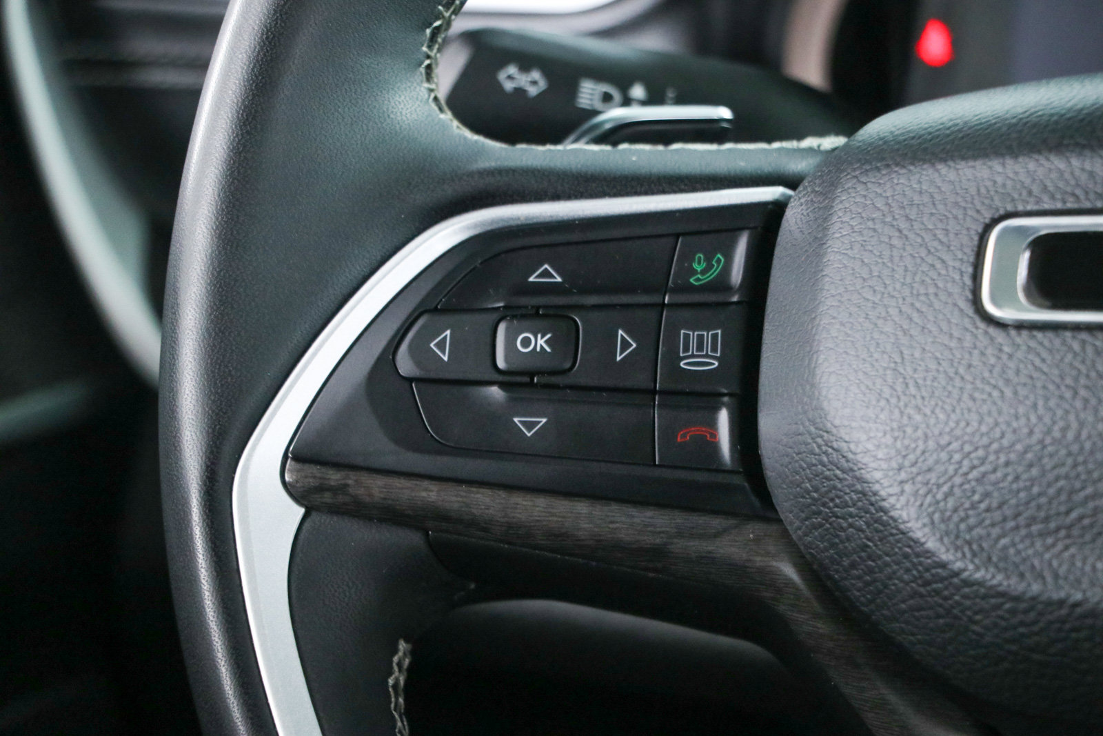 Used 2023 Jeep Grand Cherokee Limited w/ Black Appearance Package AWD/4WD image 13