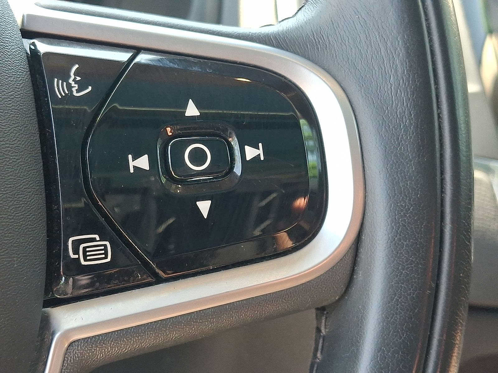 Used 2019 Volvo XC90 T6 Momentum AWD/4WD image 24