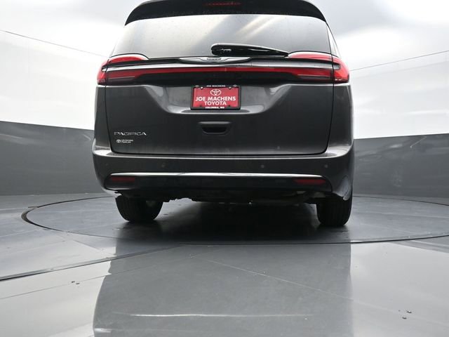 Used 2023 Chrysler Pacifica Touring-L image 37