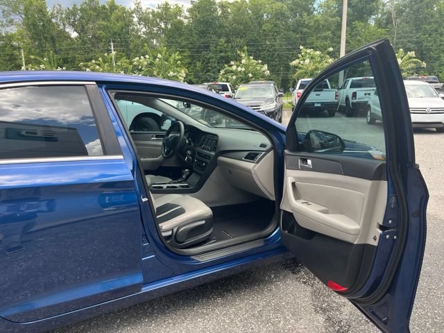 Used 2015 Hyundai Sonata SE w/ Option Group 09 FWD image 12