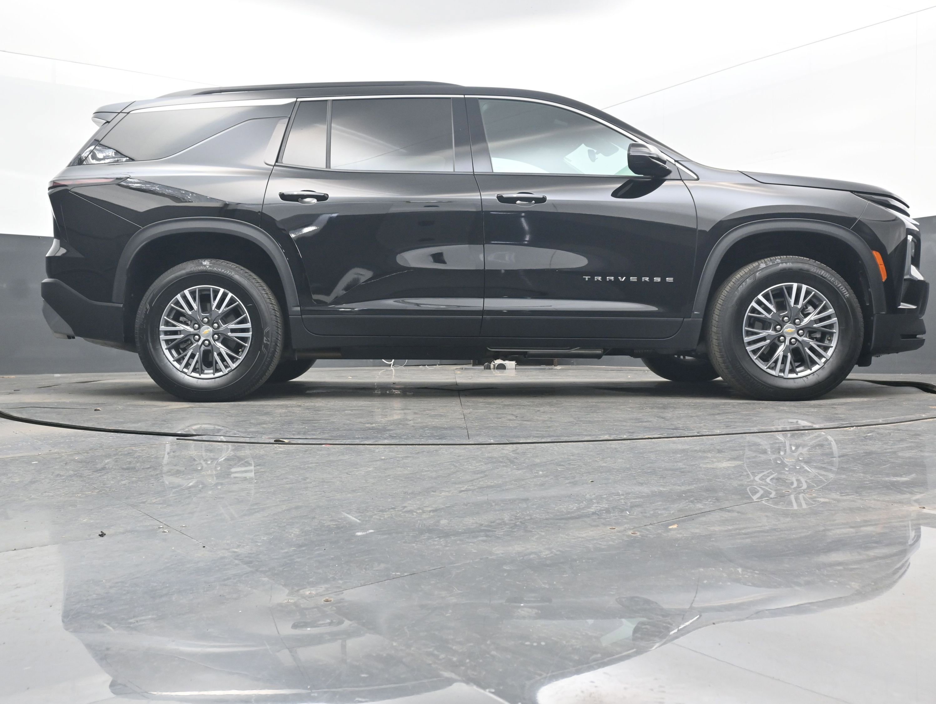 Used 2025 Chevrolet Traverse LT image 27