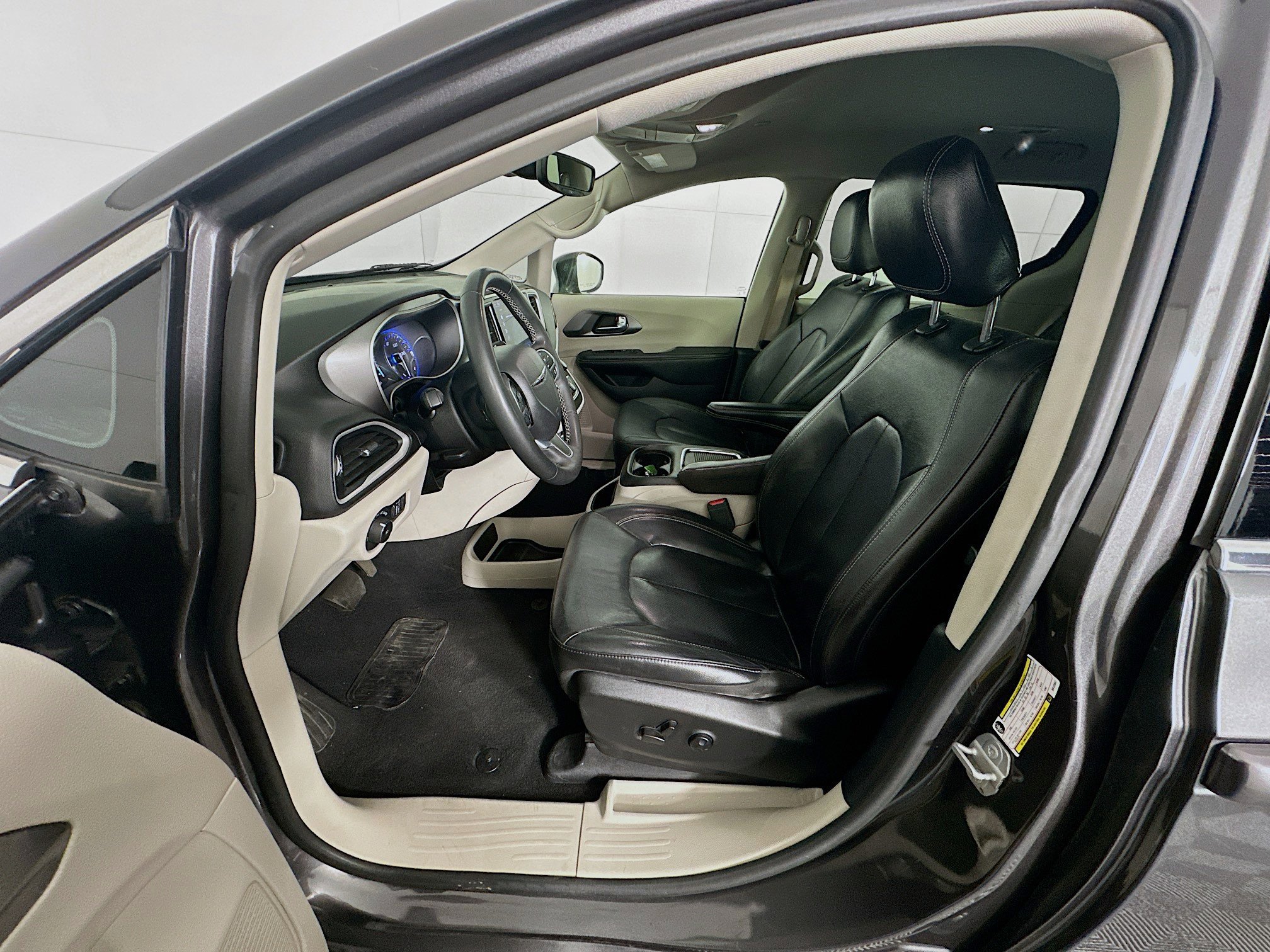 Used 2022 Chrysler Pacifica Touring-L image 13