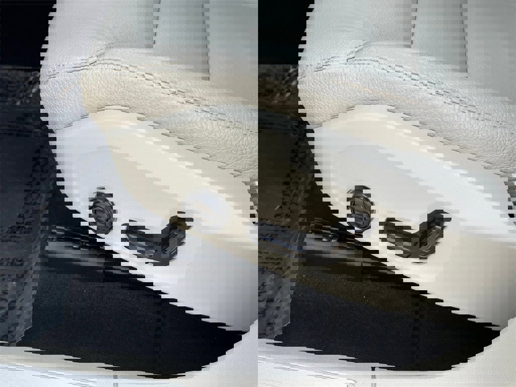 Used 2023 Volvo XC60 T8 Plus image 22