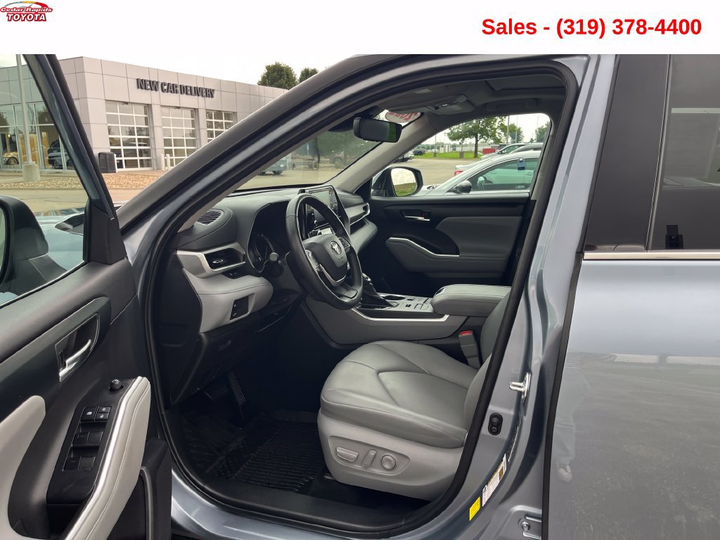 Used 2022 Toyota Highlander XLE AWD/4WD image 13
