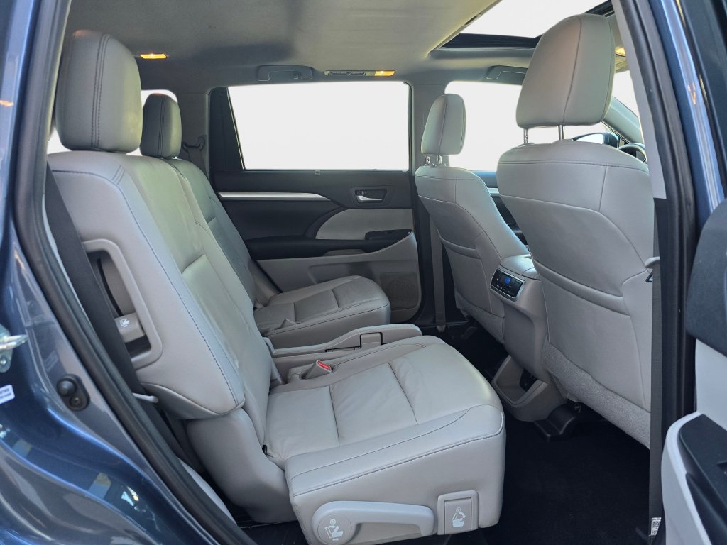 Used 2019 Toyota Highlander XLE AWD/4WD image 13