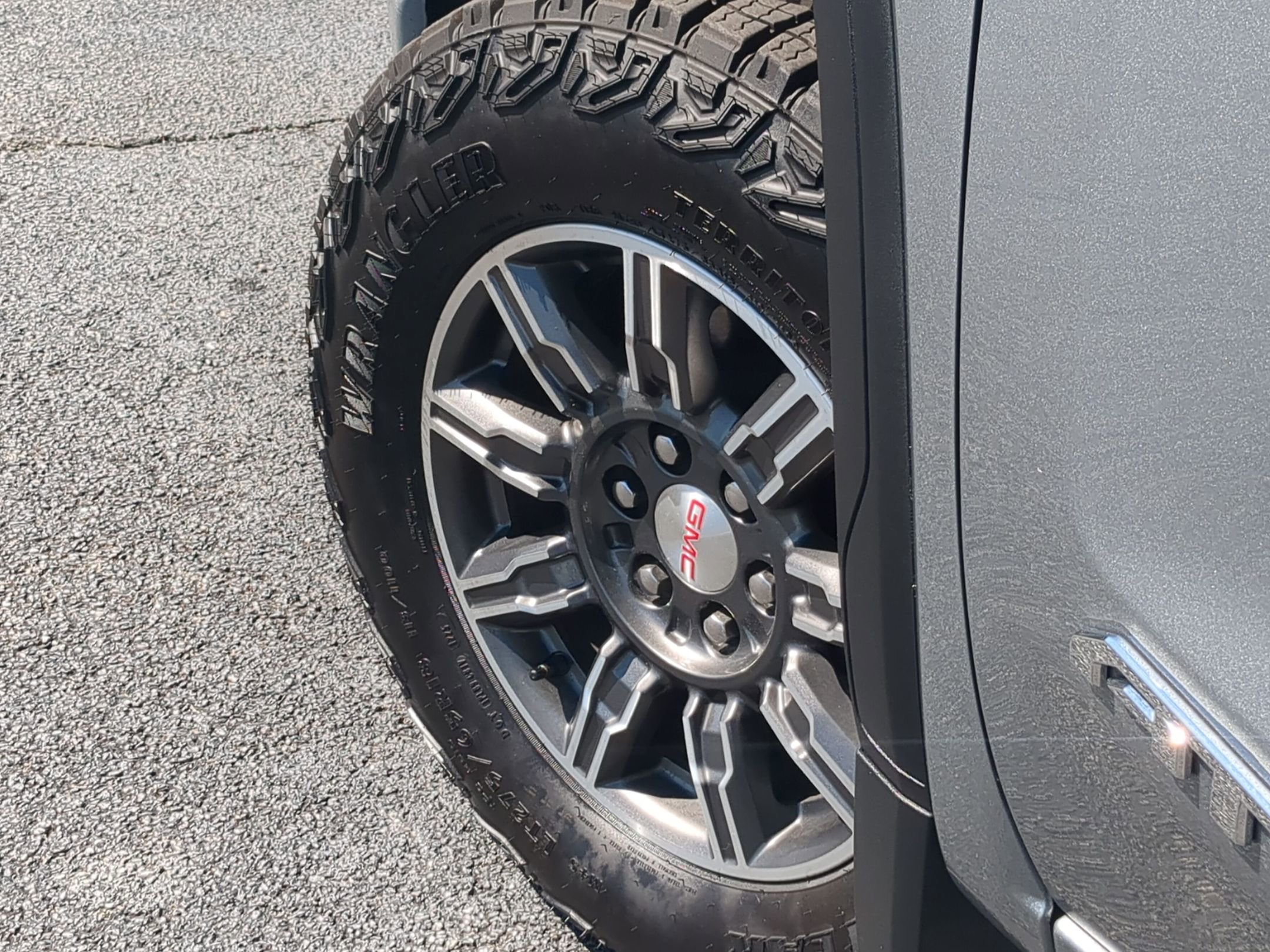 Used 2025 GMC Sierra 1500 AT4 image 9