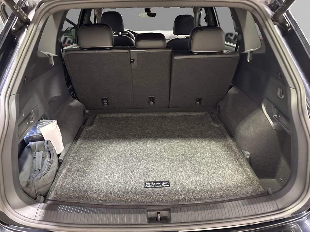 Used 2022 Volkswagen Tiguan SE R-Line image 11
