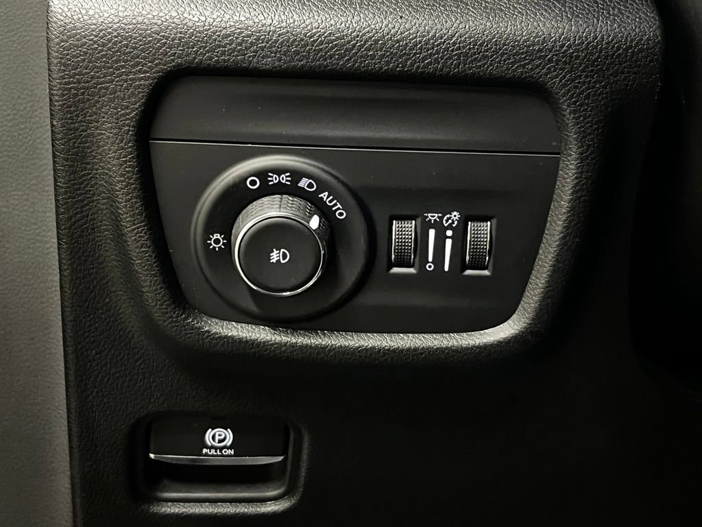 Used 2023 Jeep Grand Cherokee Limited AWD/4WD image 17