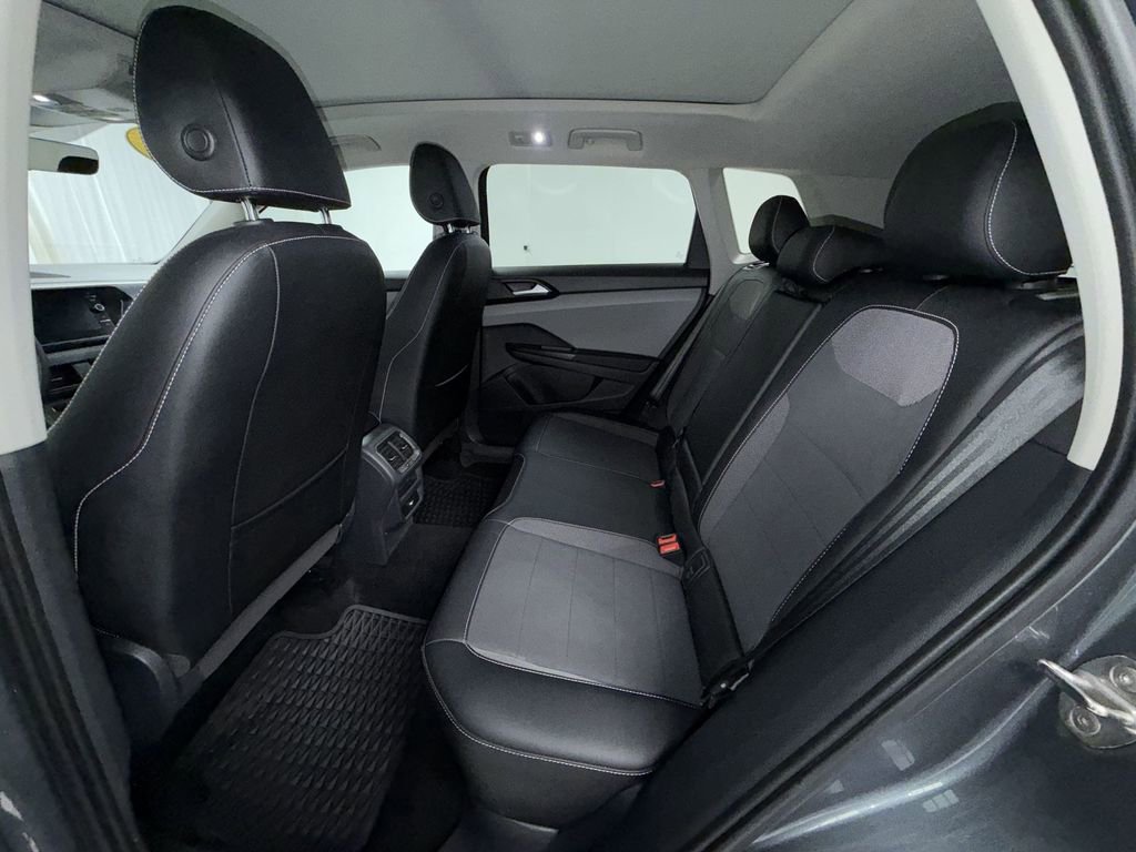 Used 2022 Volkswagen Taos SE w/ Panoramic Sunroof Package image 12