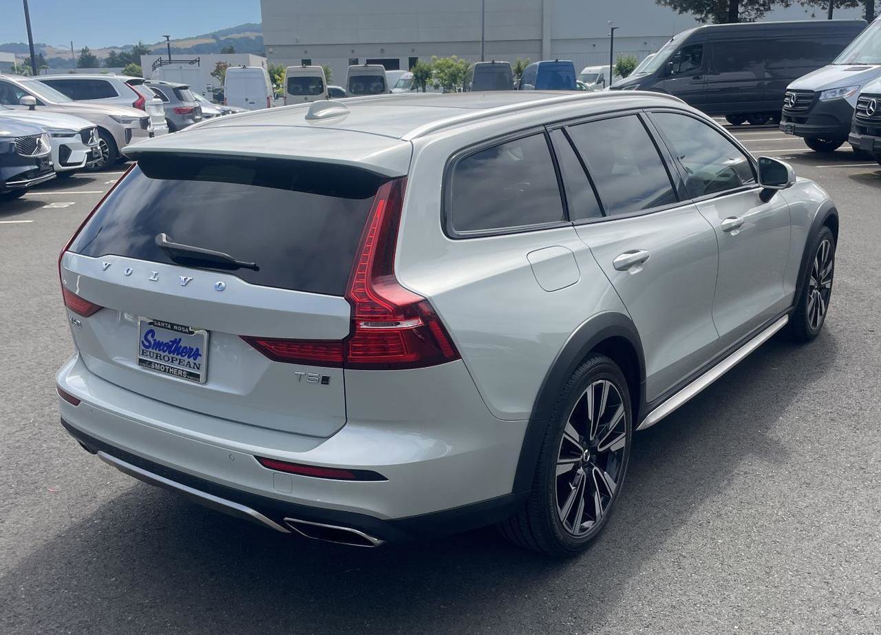 Used 2020 Volvo V60 T5 Cross Country AWD/4WD image 3