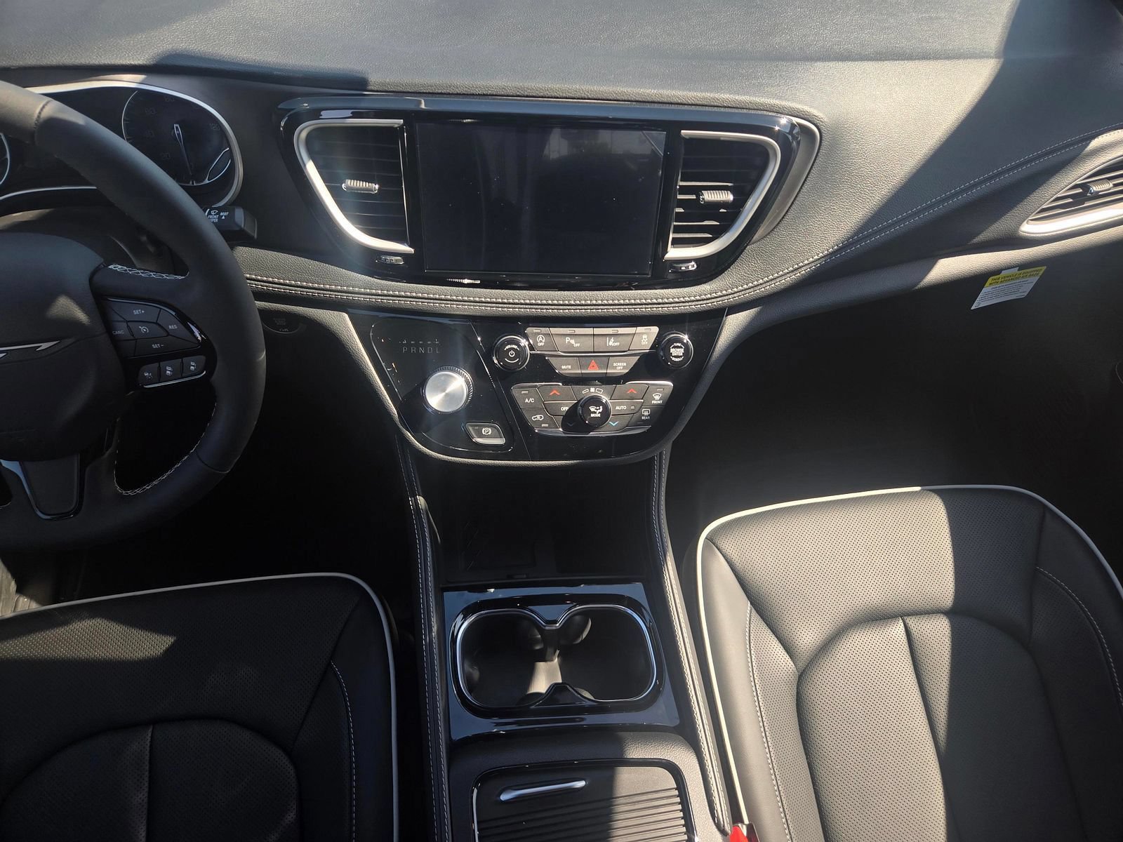 New 2027 Chrysler Pacifica Limited FWD image 8
