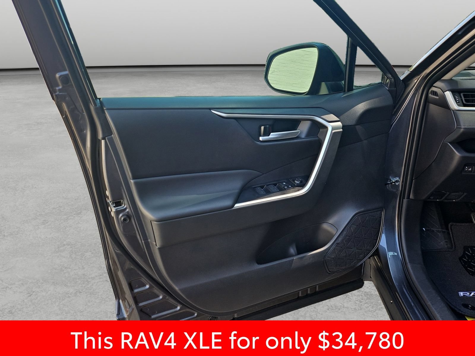 Used 2025 Toyota RAV4 XLE FWD image 34