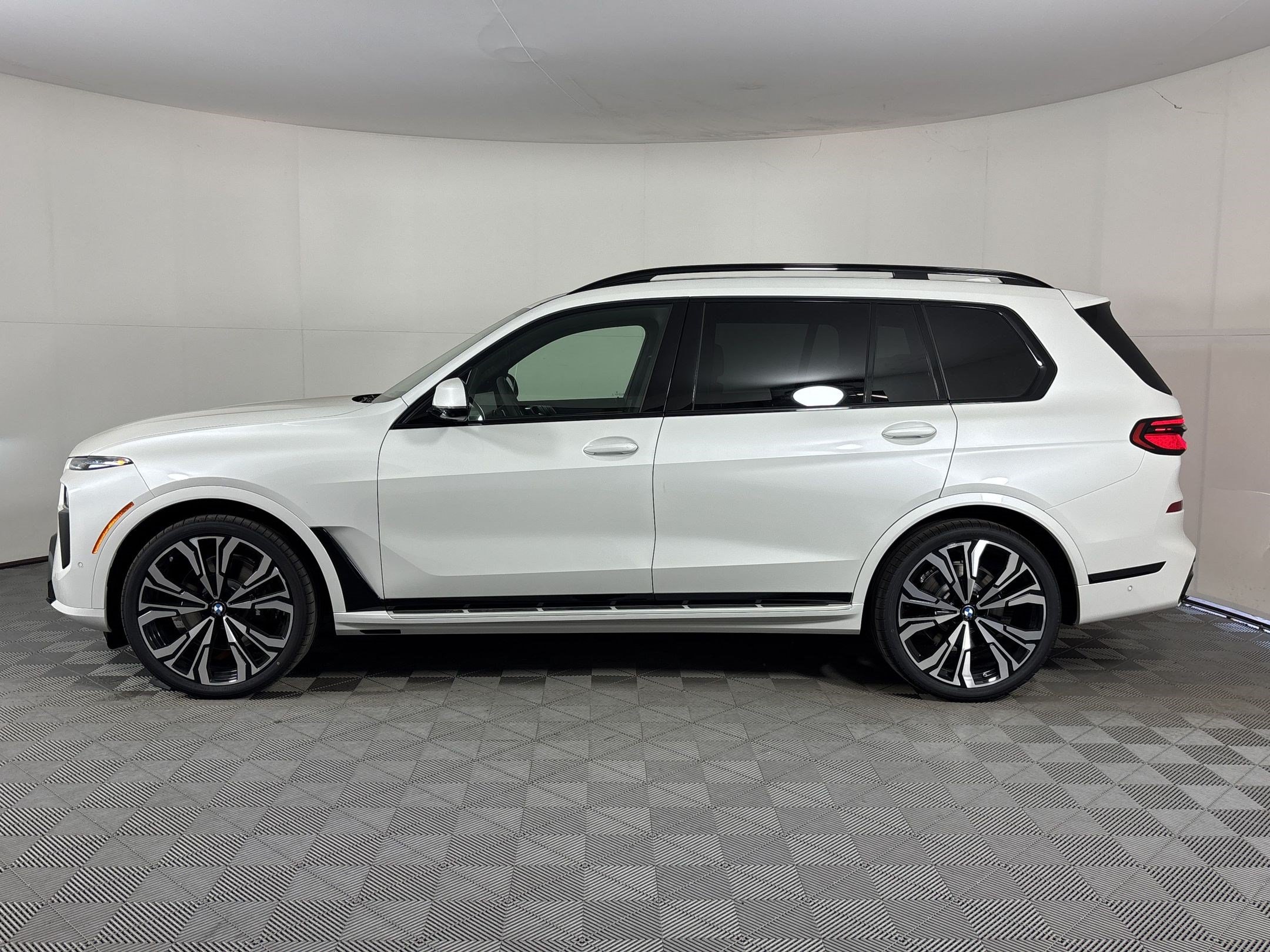 New 2027 BMW X7 xDrive40i w/ Executive Package AWD/4WD image 2