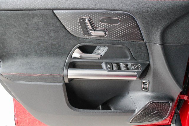 Used 2025 Mercedes-Benz GLA 35 AMG 4MATIC image 21
