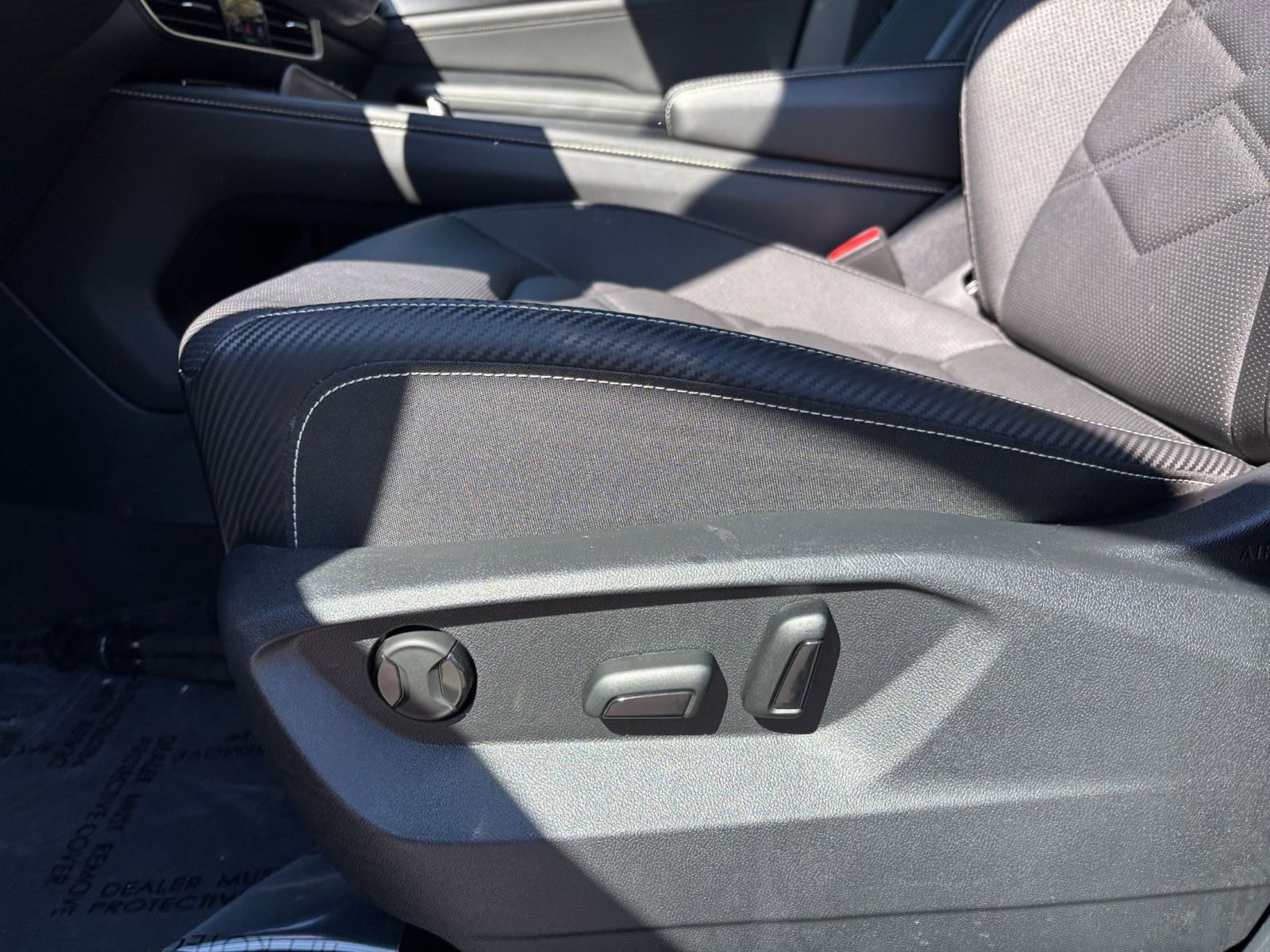 Used 2025 Volkswagen Atlas Cross Sport SE image 29