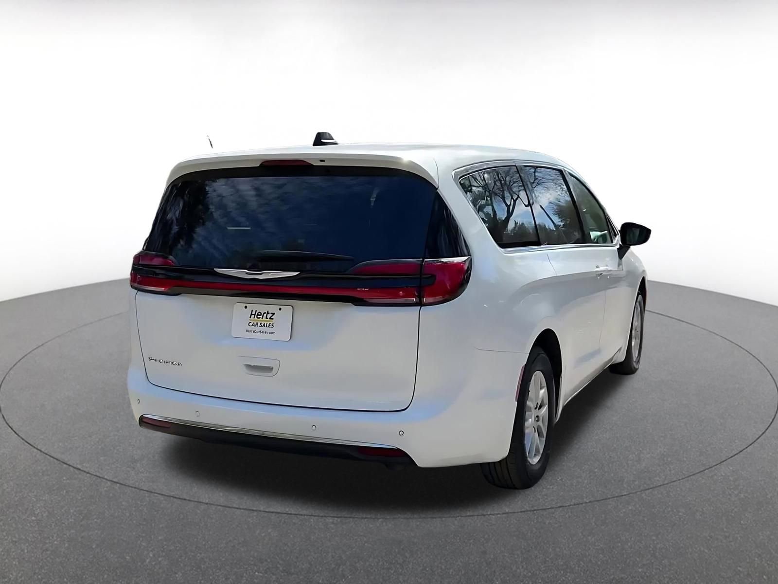 Used 2025 Chrysler Pacifica Select image 15