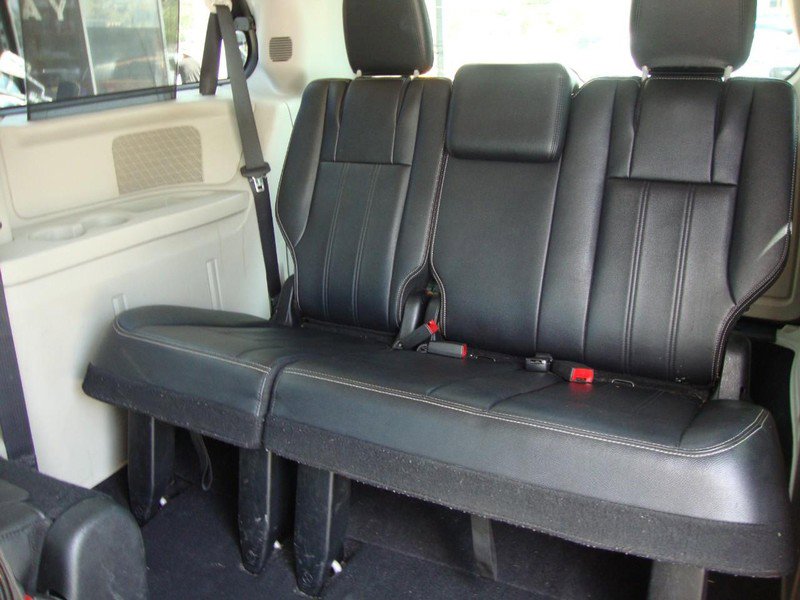 Used 2015 Chrysler Town & Country Touring w/ Driver Convenience Group image 12