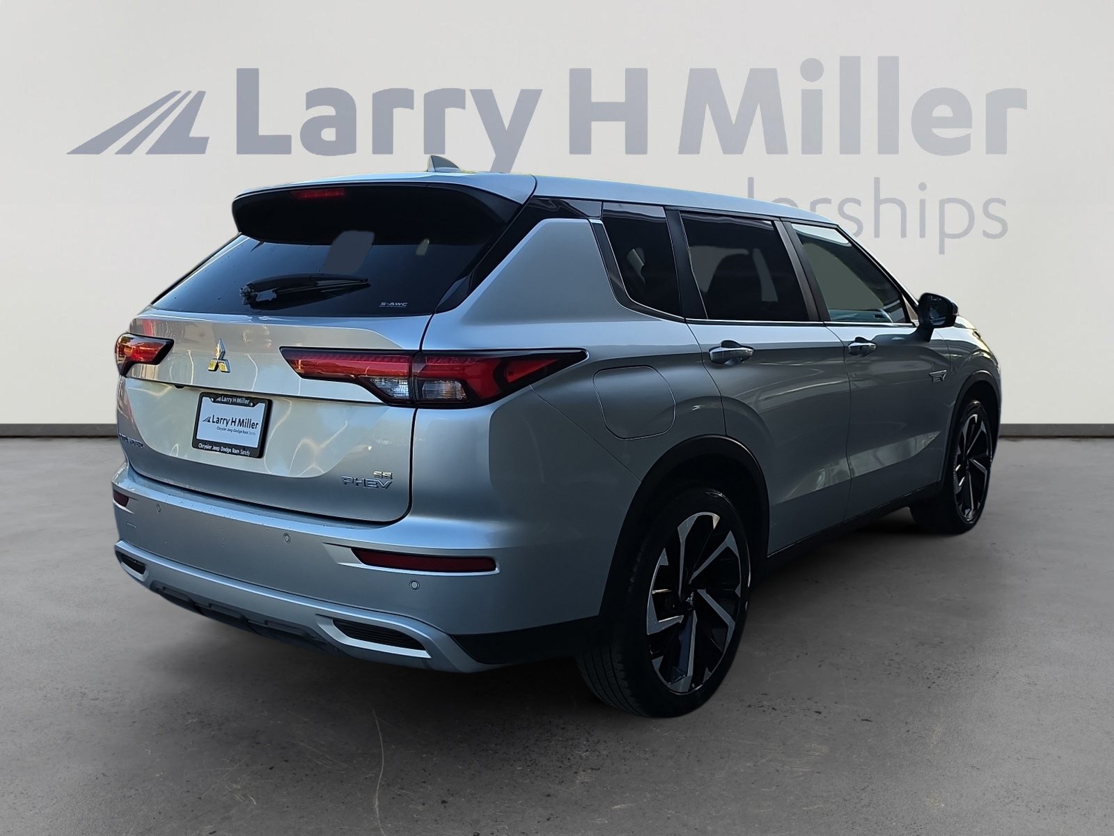 Used 2024 Mitsubishi Outlander 4WD Plug-In Hybrid image 5