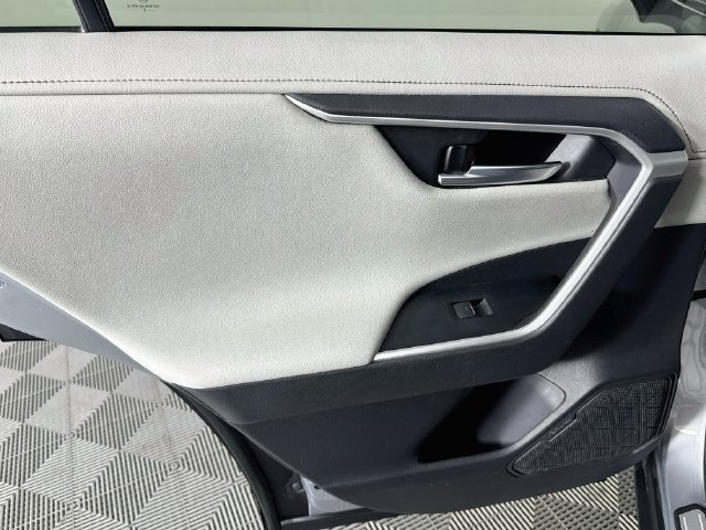 Used 2022 Toyota RAV4 Limited FWD image 23