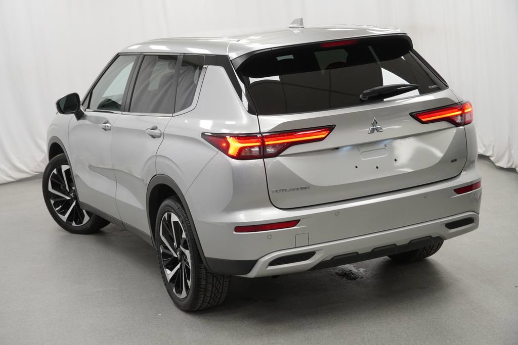 Used 2024 Mitsubishi Outlander SE image 11