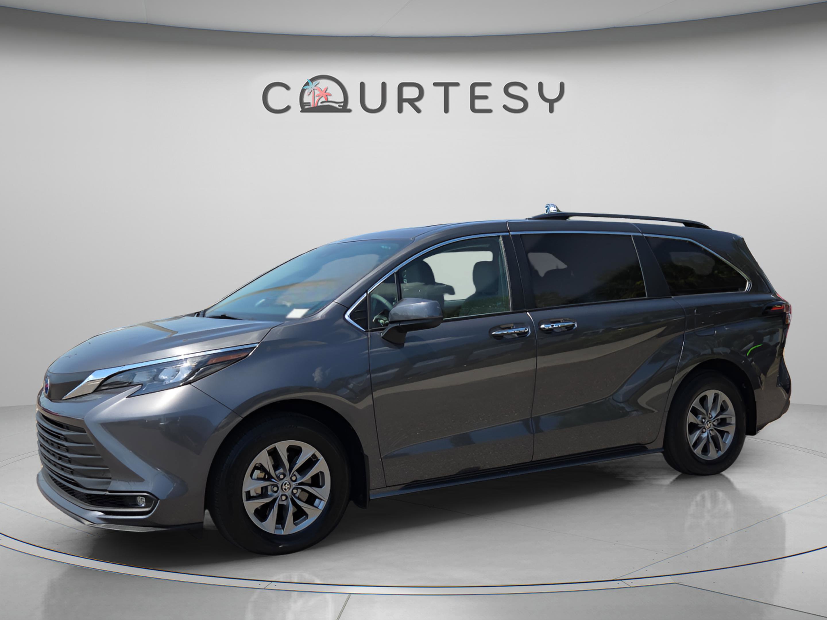 Used 2025 Toyota Sienna XLE image 1