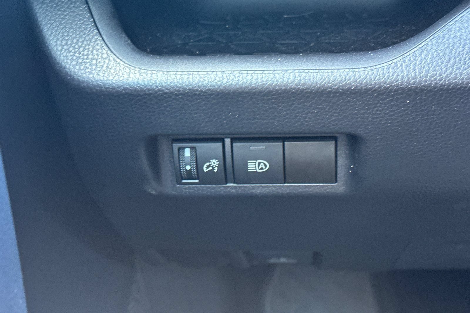 Used 2025 Toyota RAV4 XLE FWD image 40