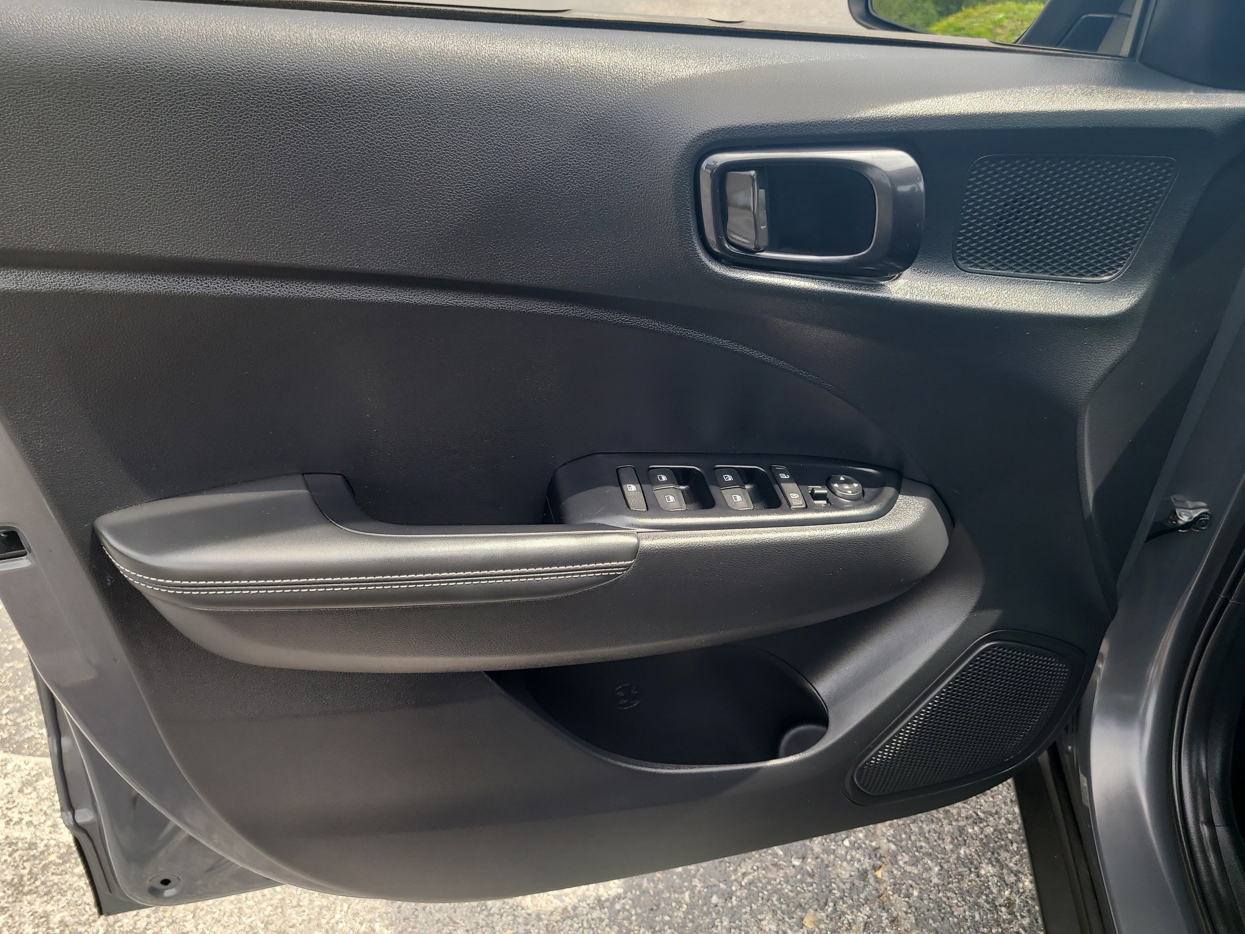 Used 2023 Hyundai Venue Limited FWD image 16