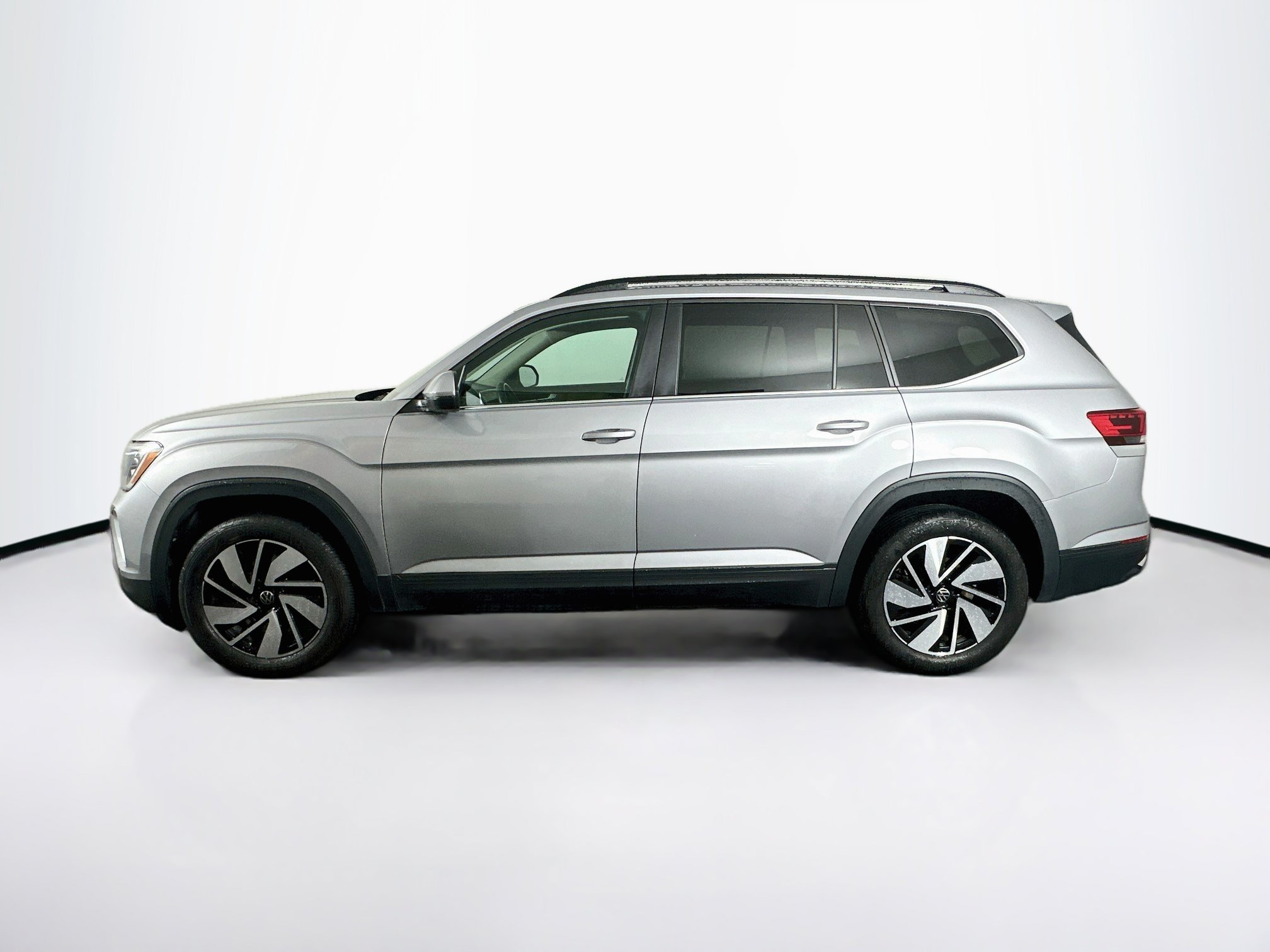 Used 2025 Volkswagen Atlas SE AWD/4WD image 4