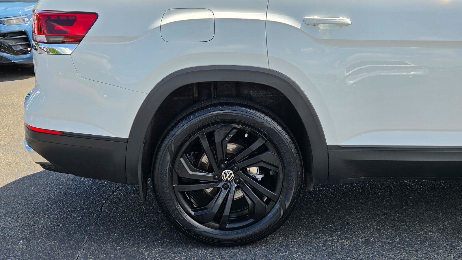 Certified 2023 Volkswagen Atlas SE w/ Black Wheel Package FWD image 15