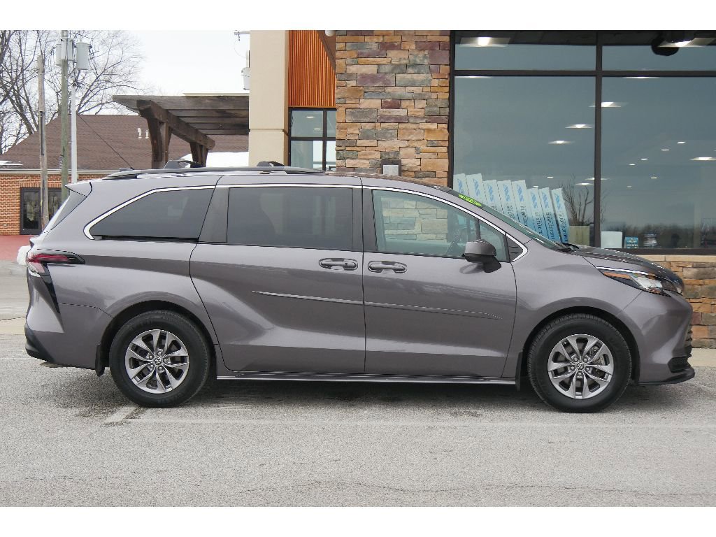 Used 2023 Toyota Sienna LE image 2