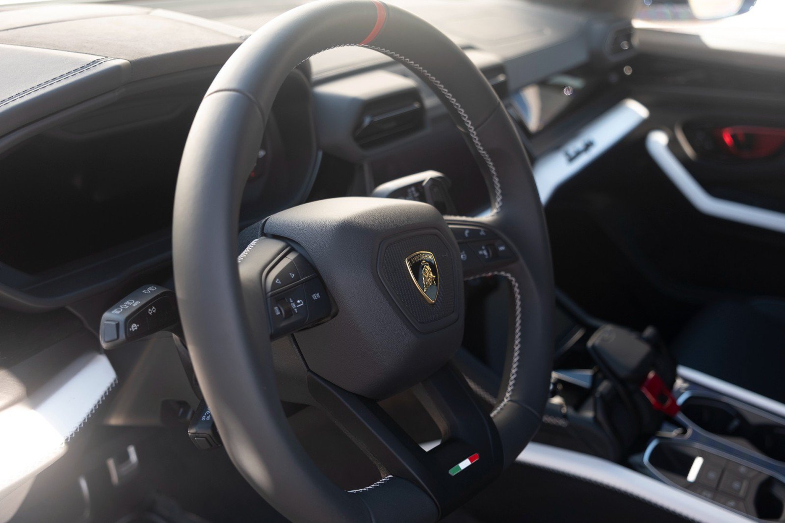 Used 2025 Lamborghini Urus SE AWD/4WD image 37