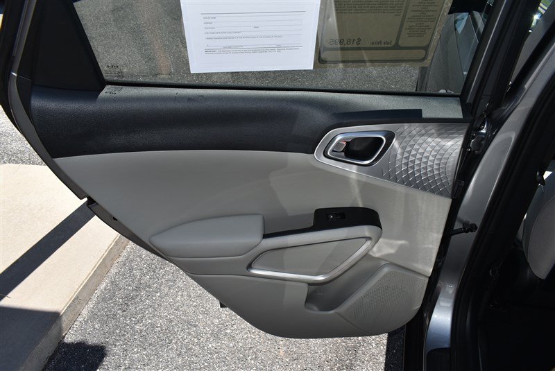 Used 2025 Kia Soul LX w/ LX Technology Package FWD image 21