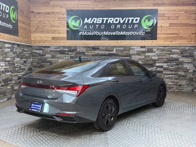 Used 2023 Hyundai Elantra SEL w/ Preferred Accessory Package FWD image 9