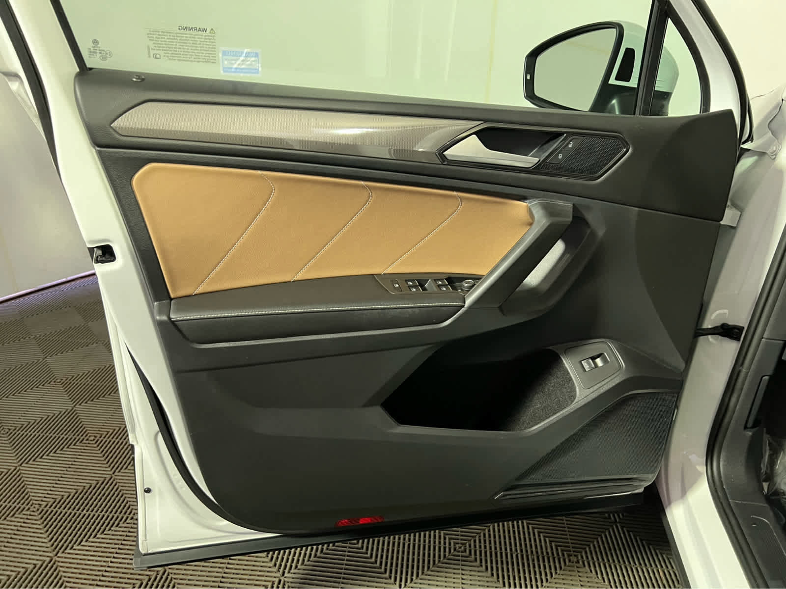 Used 2022 Volkswagen Tiguan SE w/ Panoramic Sunroof Package image 23