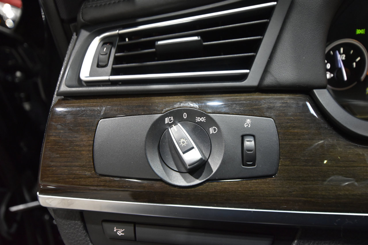 Used 2013 BMW 750i xDrive image 16