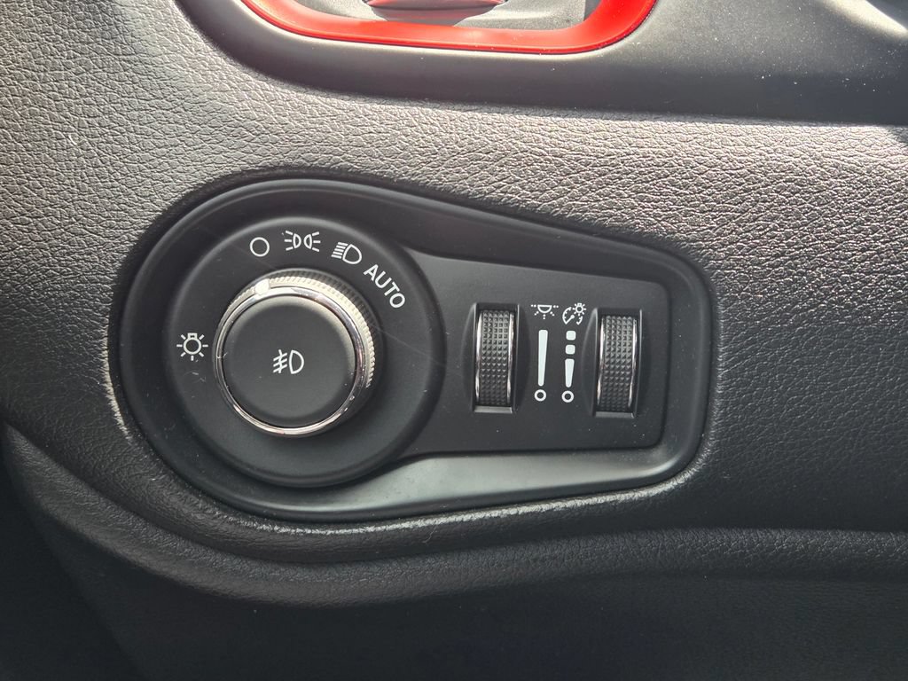 Used 2020 Jeep Renegade Trailhawk w/ Cold Weather Group AWD/4WD image 23