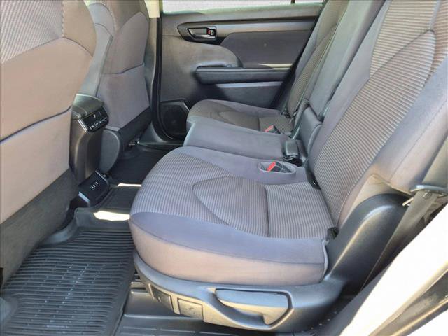 Used 2021 Toyota Highlander LE FWD image 15
