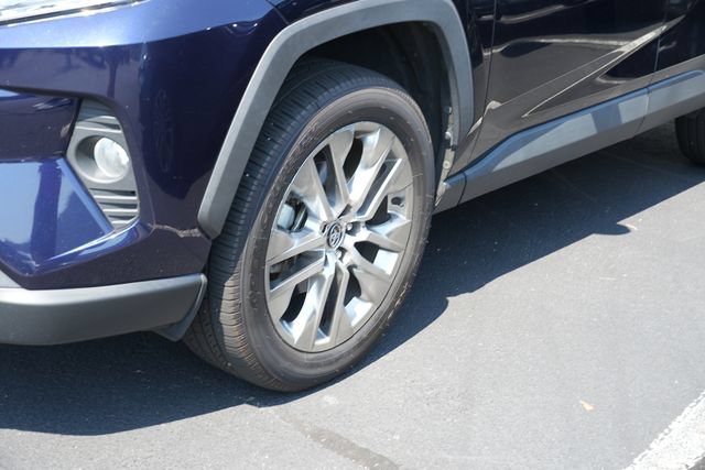 Used 2020 Toyota RAV4 XLE Premium FWD image 7