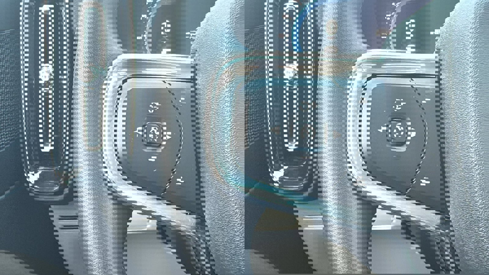 Used 2023 Volvo XC40 B5 Plus w/ Climate Package image 15