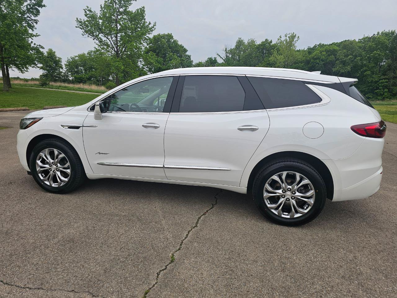 Used 2021 Buick Enclave Avenir w/ Avenir Technology Package AWD/4WD image 9