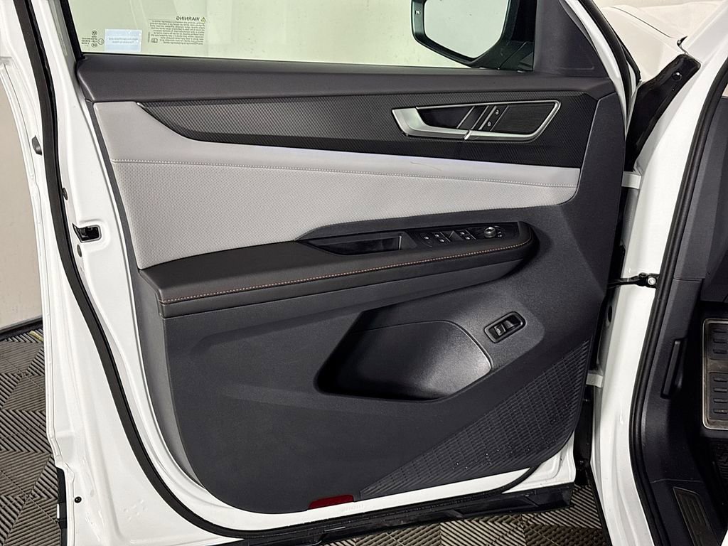 Certified 2025 Volkswagen Atlas Peak Edition SE AWD/4WD image 10