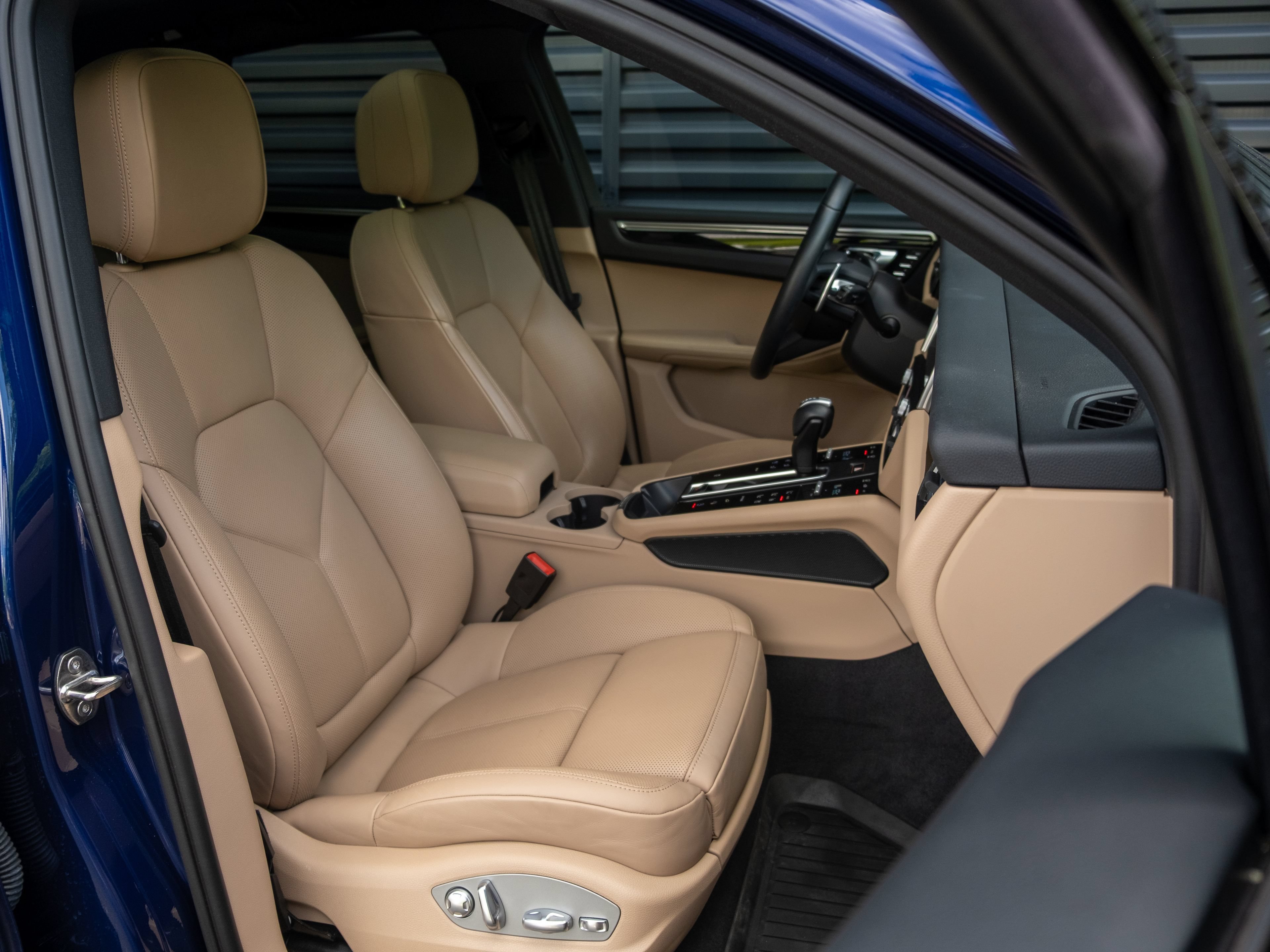 Certified 2024 Porsche Macan AWD/4WD image 35