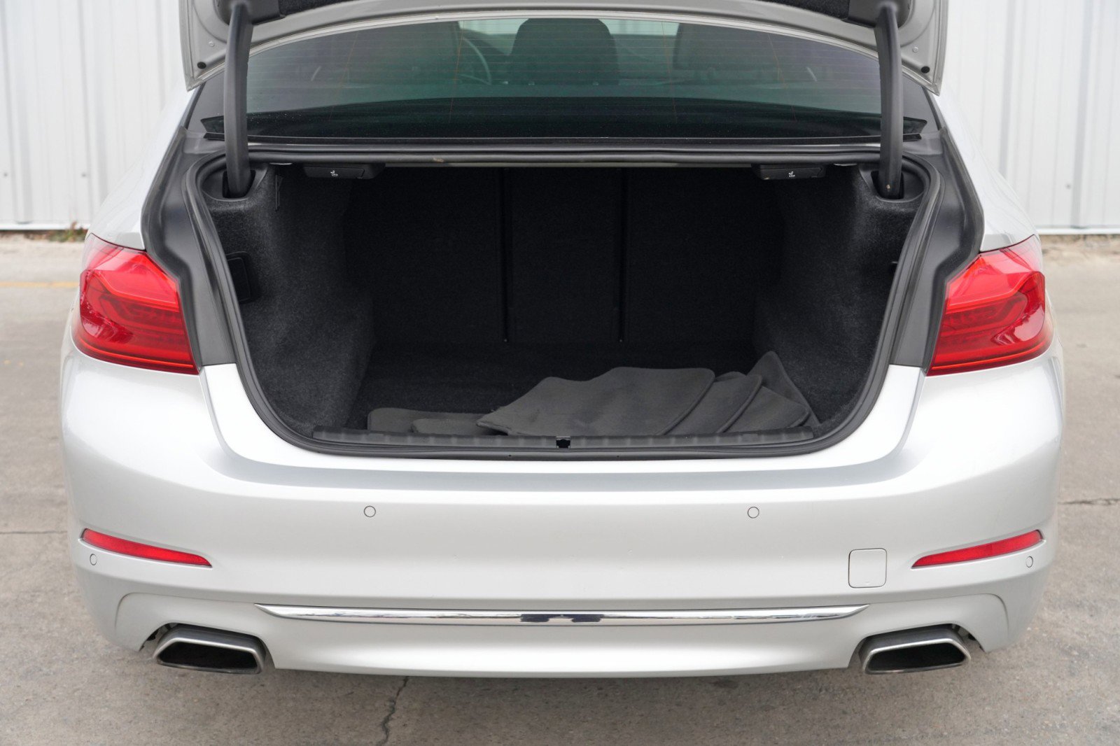 Used 2017 BMW 540i xDrive image 9