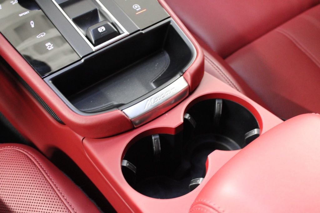 Certified 2025 Porsche Macan AWD/4WD image 27