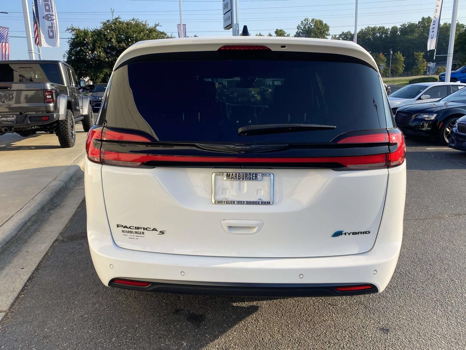 Used 2024 Chrysler Pacifica Limited FWD image 7