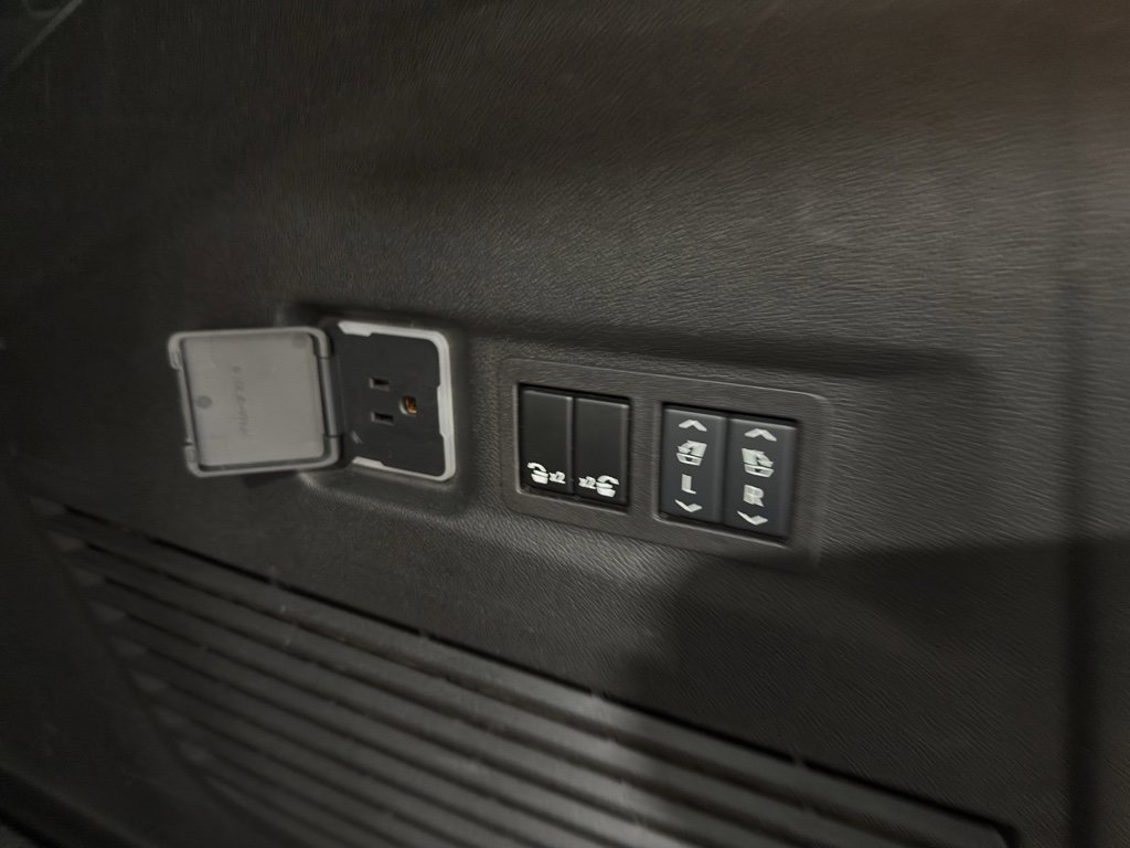 Used 2024 Chevrolet Suburban Premier image 22