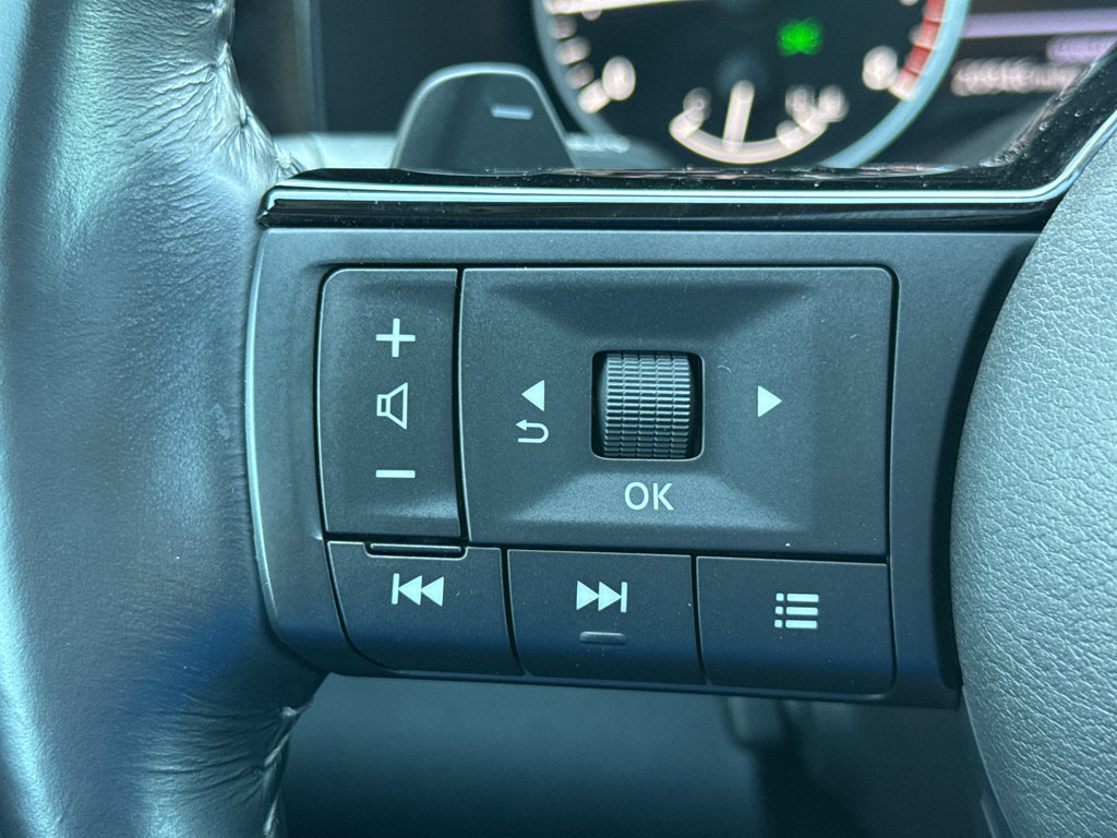 Used 2023 Nissan Pathfinder Platinum w/ Black Appearance Package FWD image 18