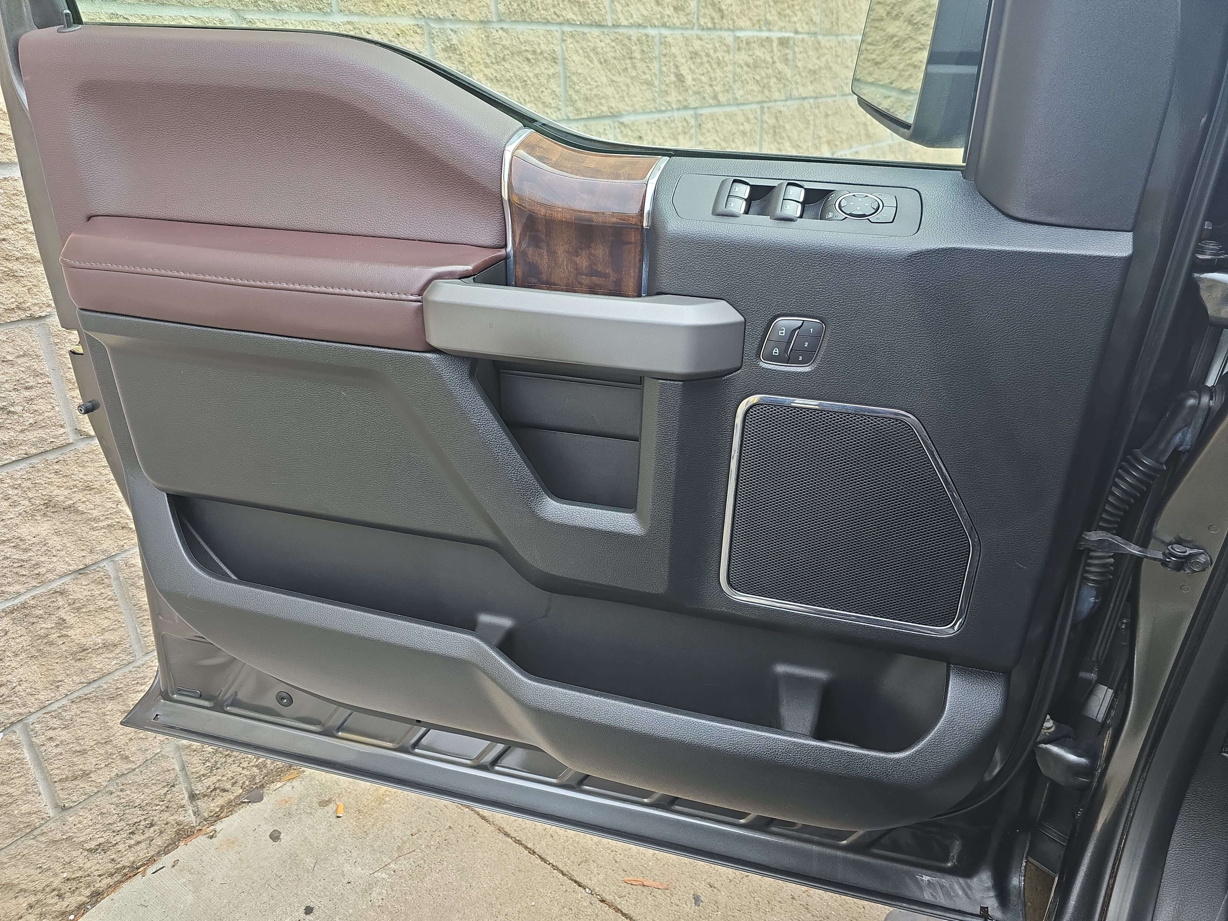 Used 2015 Ford F150 Platinum w/ Equipment Group 701A Luxury AWD/4WD image 25