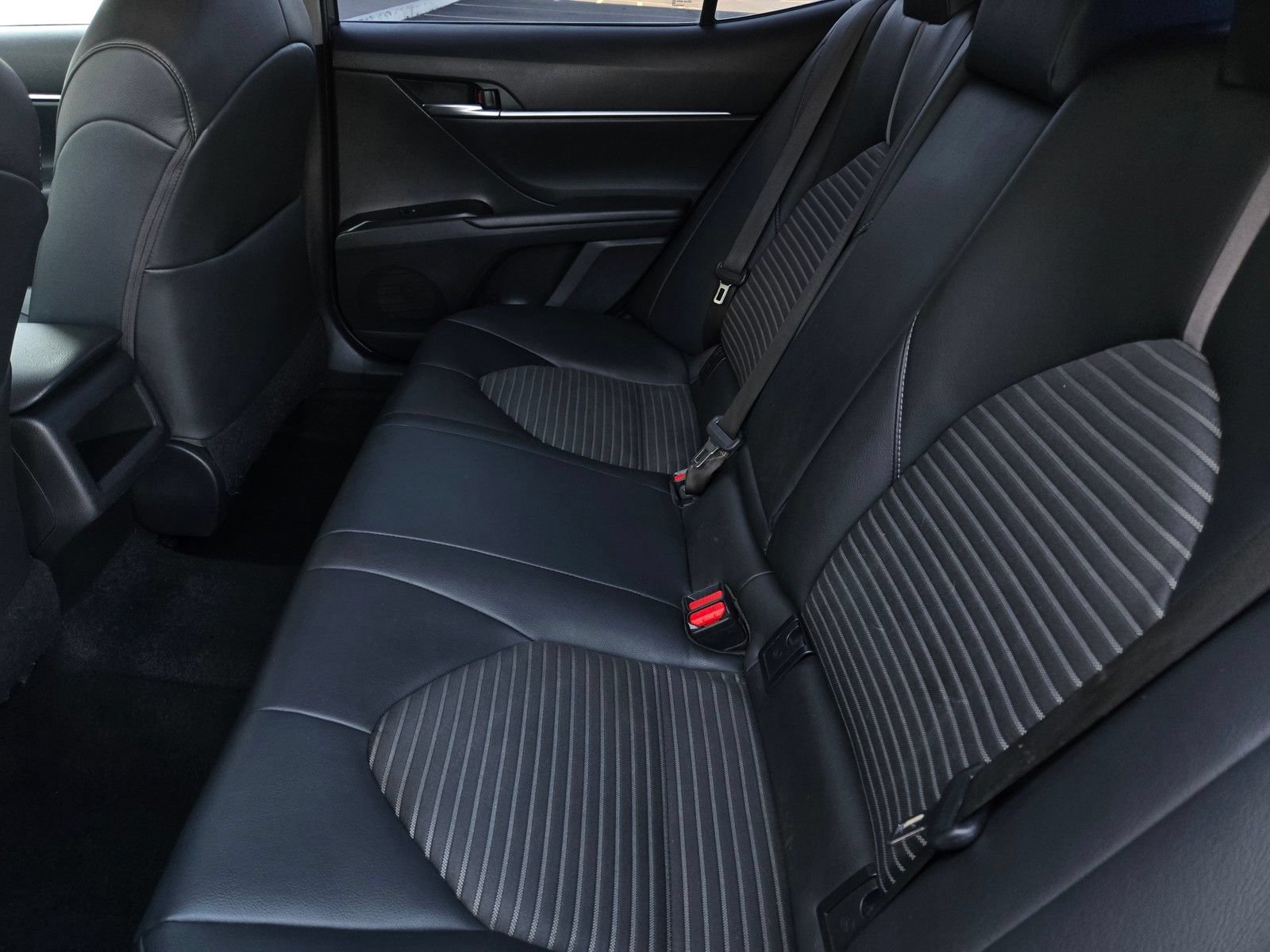 Used 2018 Toyota Camry SE FWD image 9