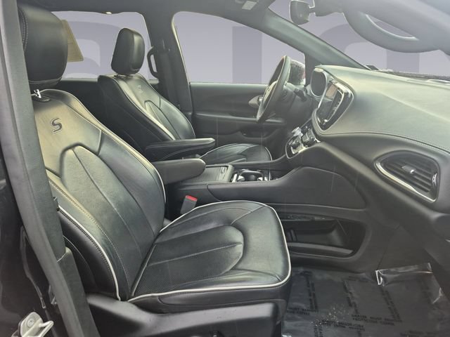 Used 2024 Chrysler Pacifica Premium FWD image 17